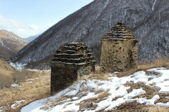 Склепы в ущелье Чингис-чу