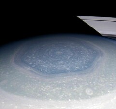 Шестиугольный вихрь на Сатурне
