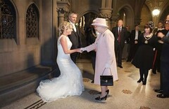 Одна парочка в шутку пригласила королеву на свою свадьбу. А она взяла и пришла.