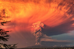 Подробнее о "Пепел поднимается над вулканом Кальбуко в Андах. Вид из чилийского города Пуэрто-Монт, 22 апреля."