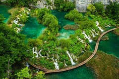 Вид на водопады национального парка Хорватии Плитвицкие озёра с высоты птичьего полета