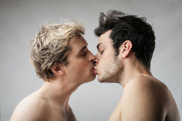 gay-men-kissing_102671-2810.thumb.jpg.b7a9e0e3da9372bf7f60db80a695a1ea.jpg