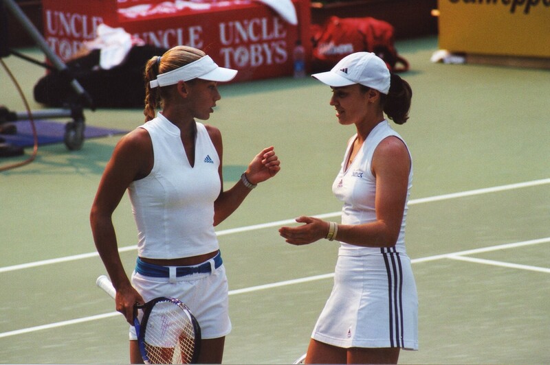 Kournikova-Hingis-SYD-1.thumb.jpg.eb84be019e80861c81d8fffded61b106.jpg